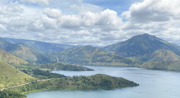 Menikmati View Danau Toba dari Bukit Holbung Indah