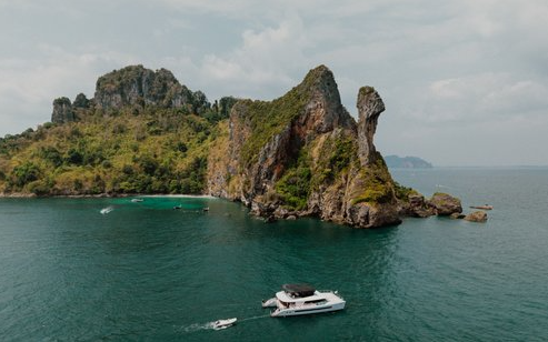 keindahan-alam-krabi-dengan-tebing-karst-ikonik