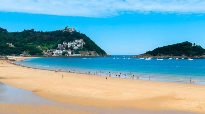 liburan-santai-di-pantai-la-concha-san-sebastian