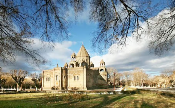 Wisata Sejarah: Mengenal Katedral Etchmiadzin