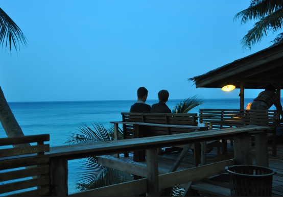 Menikmati Sunset Romantis di Pantai Sumur Tiga