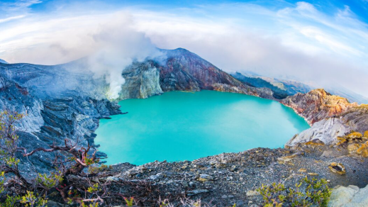 Review Wisata Ijen 2026: Api Biru dan Danau Kawah Memukau